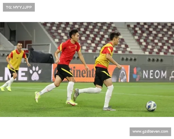 如何通过战术调整和队友配合提升霍伊伦在中场的表现